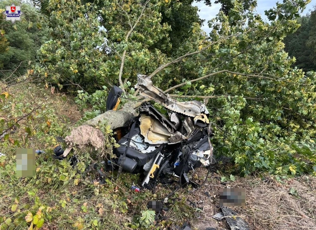 Policjanci wyjaśniają okoliczności wypadku, do którego doszło na drodze powiatowej w Tarnawatce-Werechanie na Lubelszczyźnie. 24-letni kierujący audi nie dostosował prędkości do warunków jazdy, stracił panowanie nad pojazdem, zjechał do rowu i uderzył w drzewo. Siła uderzenia była tak duża, że pojazd został rozerwany na dwie części. Młody mężczyzna zginął na miejscu.