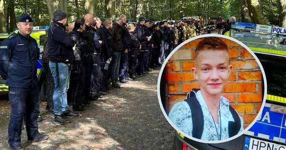 100 policjantów i ponad 50 strażaków jest zaangażowanych w poszukiwania 16-letniego Jakuba Antoniaka. Ostatni raz był widziany wczoraj w okolicach chojnickiego lasku miejskiego na Kaszubach.