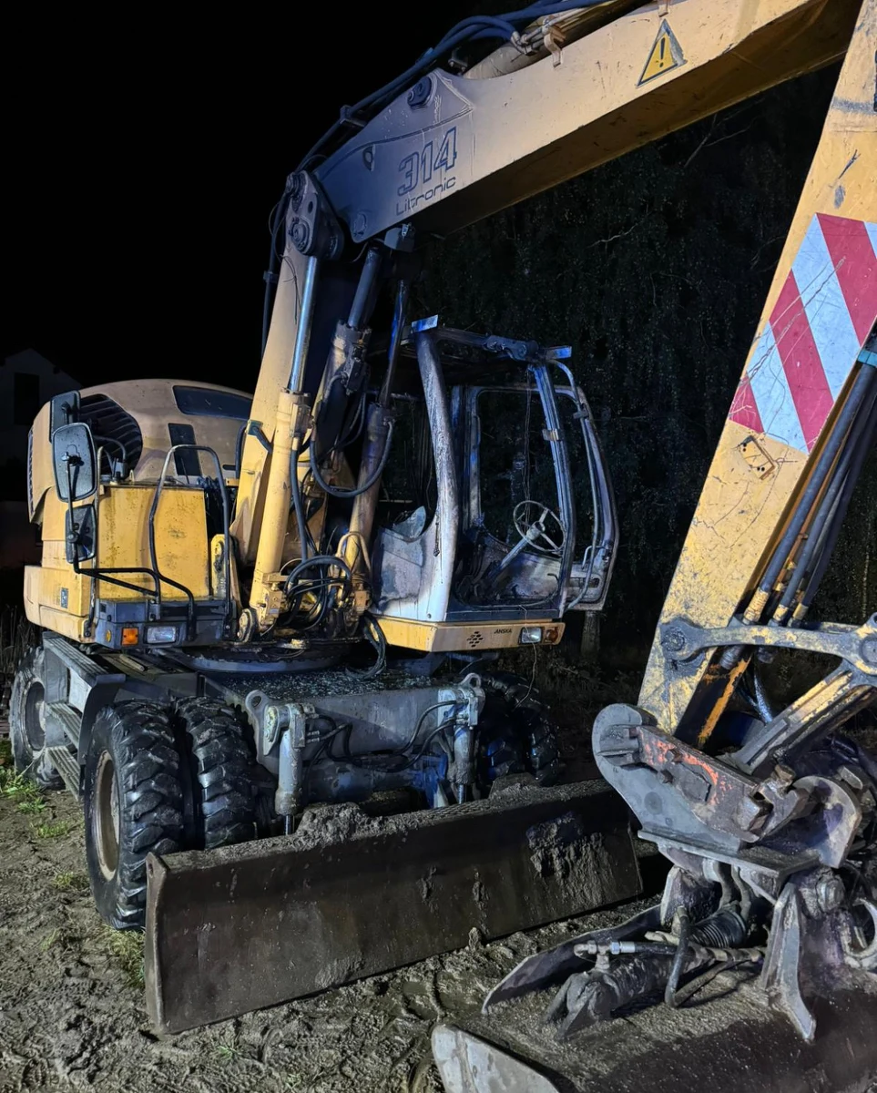 W nocy w odstępie kilku godzin w miejscowości Kolonia na Kaszubach palił się ciągnik siodłowy, a później koparka. Straty w sumie wyceniono na 150 tysięcy złotych. Policja ustala, jak doszło do tych pożarów. 