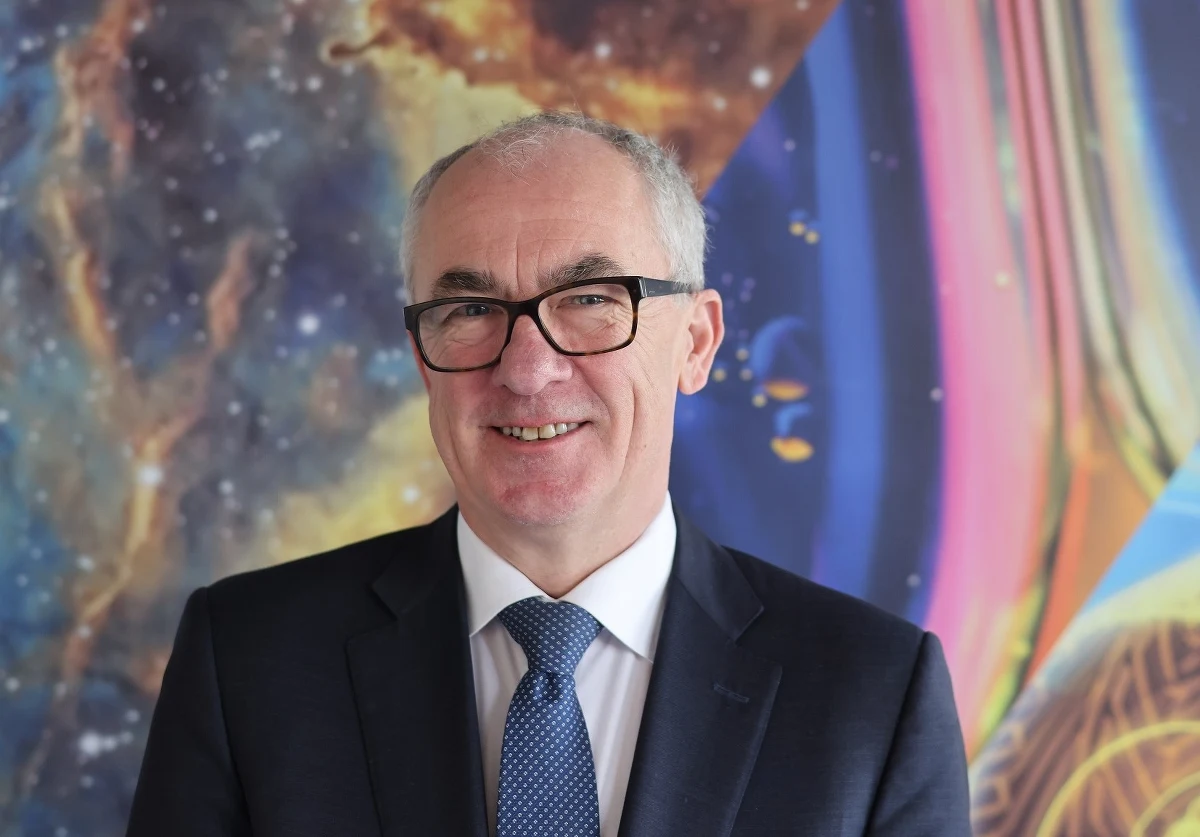 "Badania naukowe na najwyższym poziomie wymagają poważnych inwestycji, ale nie dają gwarancji wyniku. To, że nie wiemy, co odkryjemy jest istotą badań" - mówi RMF FM prof. Mark Thomson. Fizyk cząstek z Uniwersytetu Cambridge został oficjalnie zgłoszony przez Wielką Brytanię jako kandydat na nowego Dyrektora Generalnego CERN. W siedzibie Wielkiego Zderzacza Hadronów, gdzie odkryto słynną cząstkę Higgsa, prawdopodobnie wkrótce rozpocznie się budowa jeszcze potężniejszego urządzenia. Prof. Thomson w rozmowie z Grzegorzem Jasińskim z RMF FM przypomina, że badania w dziedzinie cząstek elementarnych przydają się także innym dziedzinom nauki, na przykład biologii. Pozwoliły m.in. innymi na przełom w badaniach i rozumieniu funkcji białek, co ma kluczowe znaczenie dla pracy nad nowymi lekami. 