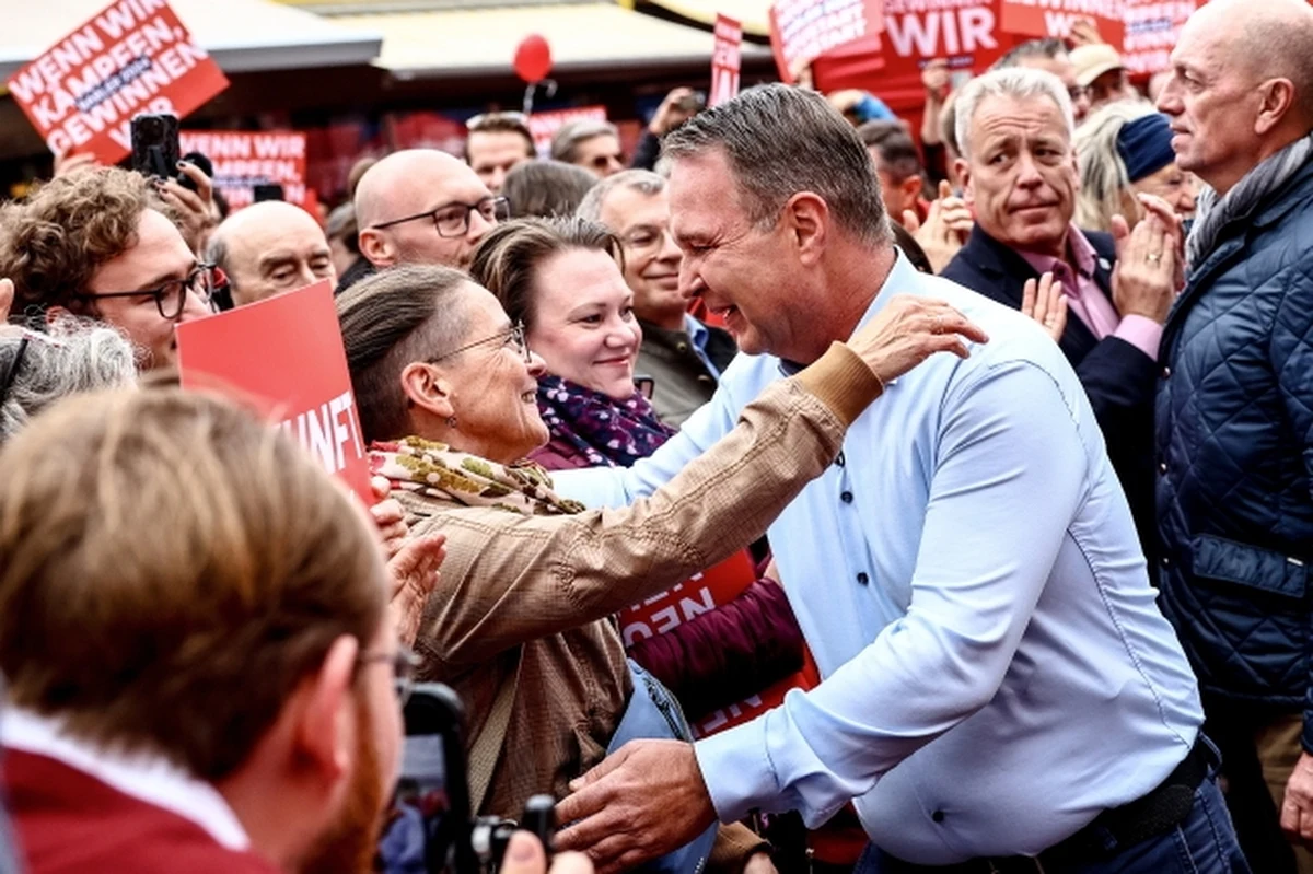 W niedzielę w Austrii odbywają się wybory do Rady Narodowej. Austriacy wybiorą swoich parlamentarzystów na kolejną pięcioletnią kadencję. Ostatnie przedwyborcze sondaże wskazują na możliwe zwycięstwo opozycyjnej, populistyczno-nacjonalistycznej Austriackiej Partii Wolności (FPOe).