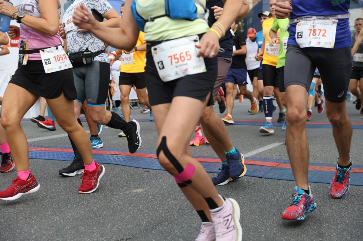 46. Maraton Warszawski wystartował. Oprócz maratończyków na trasę wybieli też uczestnicy rywalizacji na dystansie 10 kilometrów. Kierowcy i pasażerowie komunikacji miejskiej muszą uzbroić się w cierpliwość. 
