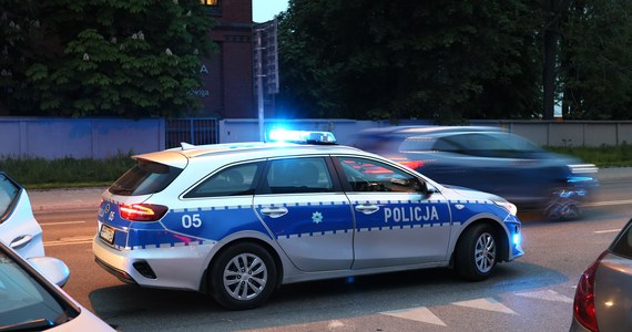 Policjanci z powiatu brzezińskiego w województwie łódzkim szukają mężczyzny, który po wypadku drogowym zastrzelił drugiego kierowcę. Do tragedii doszło w miejscowości Lubowidza.