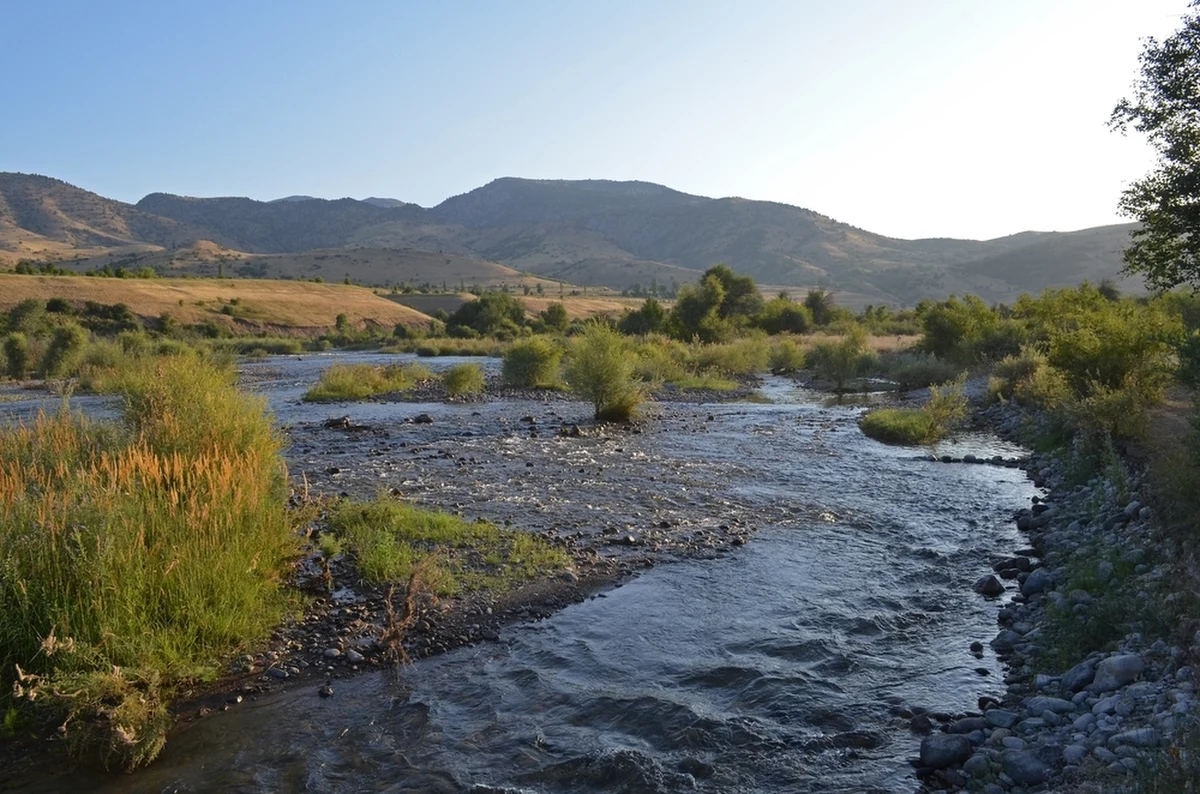 Obszar przyrodniczy Zachodni Tienszan, położony na pograniczu Uzbekistanu, Kirgistanu i Kazachstanu, który został wpisany na listę światowego dziedzictwa UNESCO, jest niszczony przez lokalne władze - informują eksperci z UNESCO i Międzynarodowej Unii Ochrony Przyrody (IUCN). Mają tam powstać nowe elektrownie. 