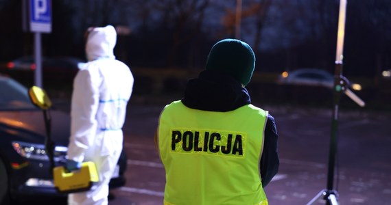 Policja wyjaśnia okoliczności śmierci 41-latka, którego ciało znaleziono w sobotę rano w rejonie parku Dębnickiego w Krakowie. Służby podały wstępnie, że do śmierci mężczyzny przyczyniły się osoby trzecie.