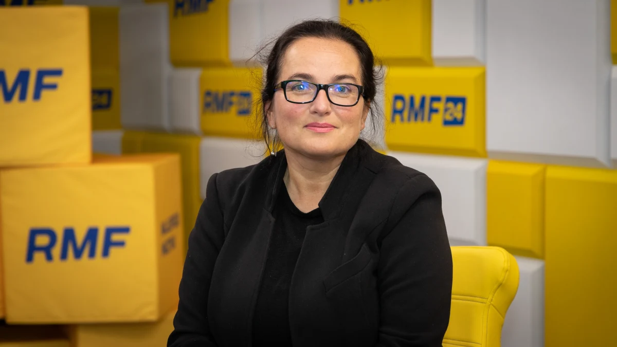 „Jesteśmy w trochę dziwnej sytuacji po rządach PiS-u, bo okazuje się, że o legalności decyzji, o konstytucyjności, o powoływaniu tych czy innych decydują różne dziwne urzędy, a nie ci, którzy powołują” – tak zamieszanie z tym, kto właściwie jest prokuratorem krajowym, skomentowała w Rozmowie o 7:00 w Radiu RMF24 Anita Kuczarska-Dziedzic. „Jesteśmy w pewnej magmie prawnej” – dodała posłanka i wiceprzewodnicząca Nowej Lewicy. 