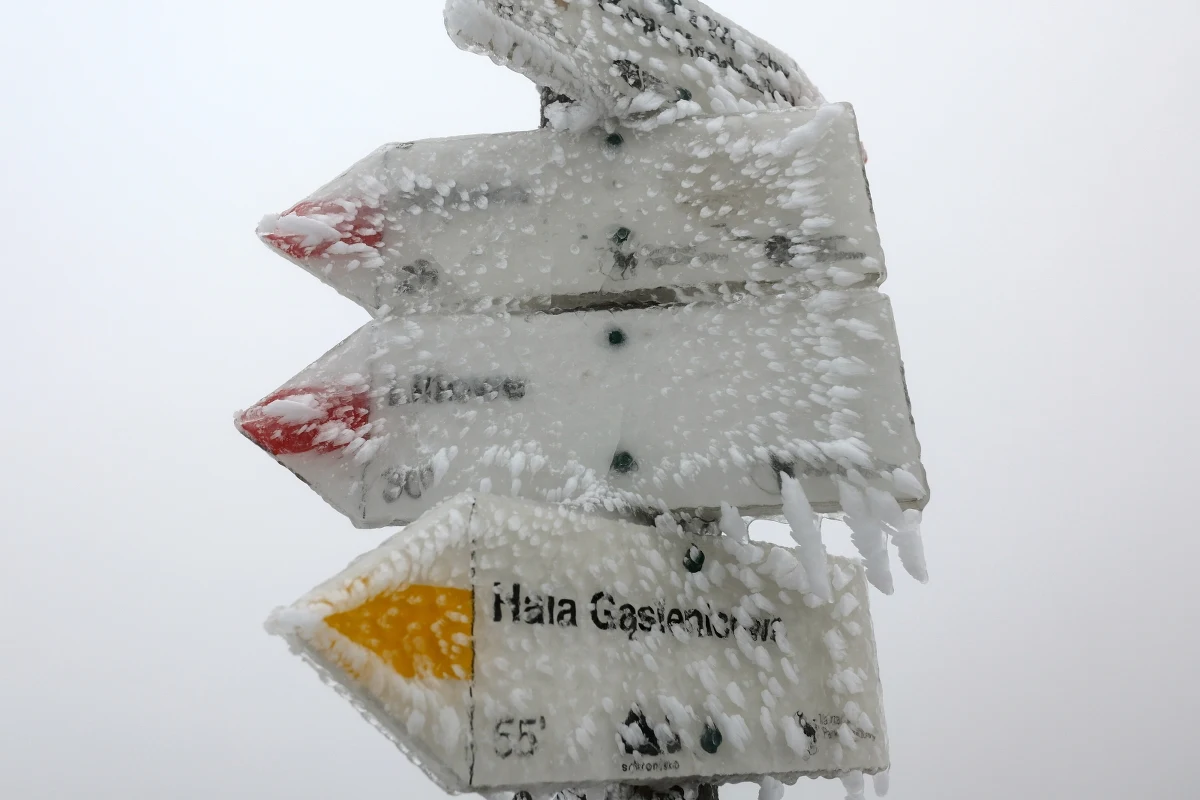 Stało się. W niedzielę tatrzańskie szczyty przykrył pierwszy, jesienny śnieg. Na Kasprowym Wierchu leży centymetrowa warstwa białego puchu, a temperatura na szczycie spadła do -2 st. C – informuje IMGW.