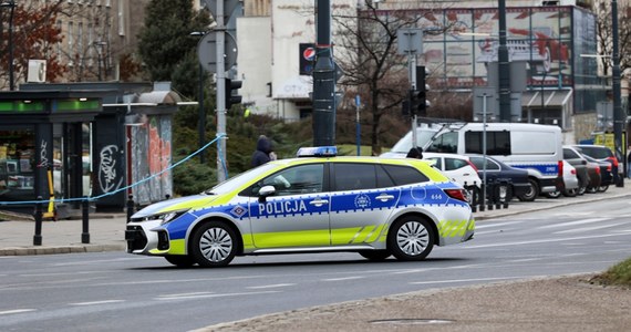 W niedzielę rano warszawscy policjanci zatrzymali 66-letniego mężczyznę, który pobił i ranił ostrym narzędziem 90-latkę - poinformowała Komenda Stołeczna Policji. Kobieta została zaatakowana, gdy czekała na przystanku na autobus.