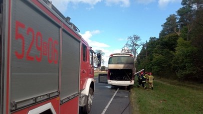 Autokar wiózł 35 pasażerów. W komorze silnika wybuchł pożar