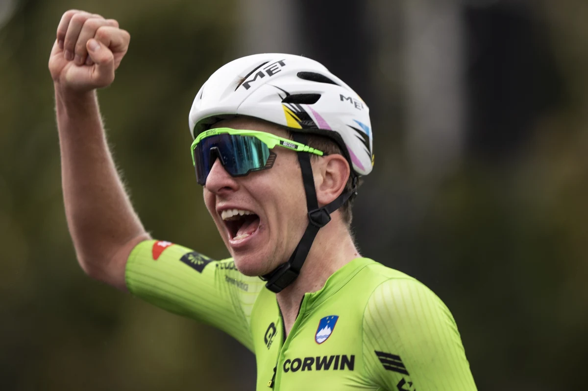 Słoweniec Tadej Pogacar, zwycięzca tegorocznych Tour de France i Giro d'Italia, zdobył w niedzielę w Zurychu tytuł mistrza świata w wyścigu ze startu wspólnego elity, kompletując rzadki w kolarstwie hat-trick. Pogacar zwyciężył w fantastycznym stylu. Na 274-kilometrowej pagórkowatej trasie zaatakował już 100 km przed metą.