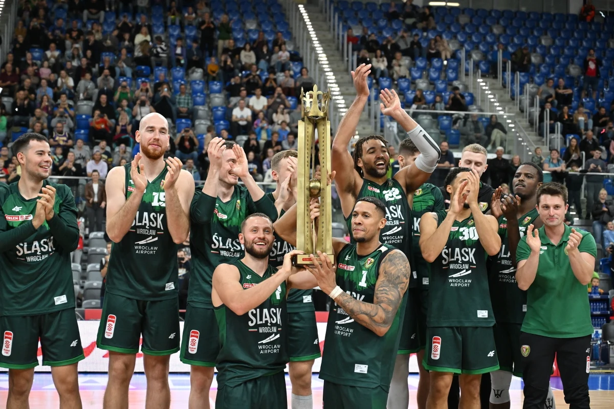 Koszykarze Śląska Wrocław pokonali Kinga Szczecin 76:75 (10:23, 20:16, 26:19, 20:17) w finałowym meczu turnieju o Pekao S.A. Superpuchar Polski. Zespół z Dolnego Śląska zdobył to trofeum trzeci raz w historii.