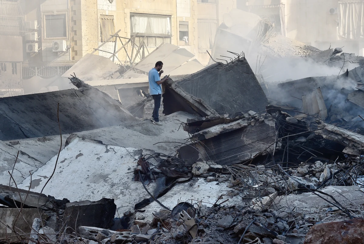 Musimy uniknąć wojny na pełną skalę - powiedział prezydent USA Joe Biden, odnosząc się do konfliktu izraelsko-libańskiego. Zapowiedział, że wkrótce będzie rozmawiał na ten temat z premierem Izraela Benjaminem Netanjahu. Izrael cały czas przeprowadza ataki na kolejne cele w Libanie. W ostatnich zginęły co najmniej 123 osoby. Jednym z celów był blok w centrum Bejrutu. Na celowniku izraelskiej armii znaleźli się także Huti w Jemenie.