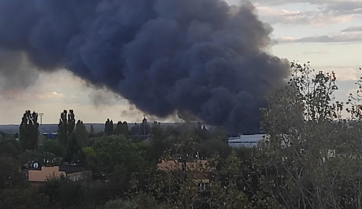Już kilkanaście godzin trwa walka strażaków z potężnym pożarem w Piotrkowie Trybunalskim. Zapaliło się tam składowisko odpadów. Na terenie zakładu nie było pracowników. Nikt nie został poszkodowany.