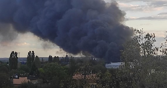 Już kilkanaście godzin trwa walka strażaków z potężnym pożarem w Piotrkowie Trybunalskim. Zapaliło się tam składowisko odpadów. Na terenie zakładu nie było pracowników. Nikt nie został poszkodowany.