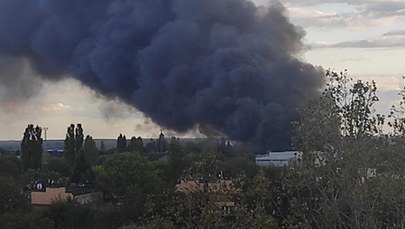 Ogromny pożar składowiska odpadów i hali w Piotrkowie. Trwa dogaszanie ognia