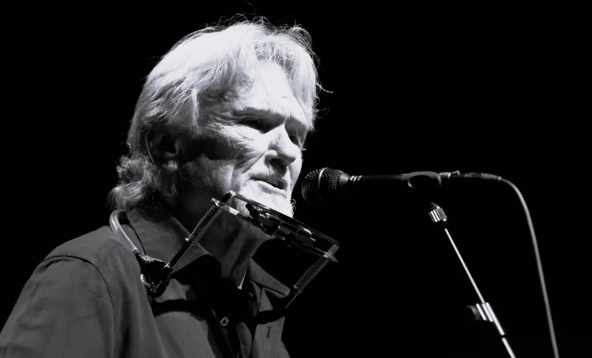 Kris Kristofferson, jeden z najbardziej znanych amerykańskich kompozytorów i piosenkarzy, a także popularny aktor filmowy, zmarł w sobotę w wieku 88 lat w swym domu, na hawajskiej wyspie Maui - poinformowała w niedzielę rzeczniczka rodziny Ebie McFarland.