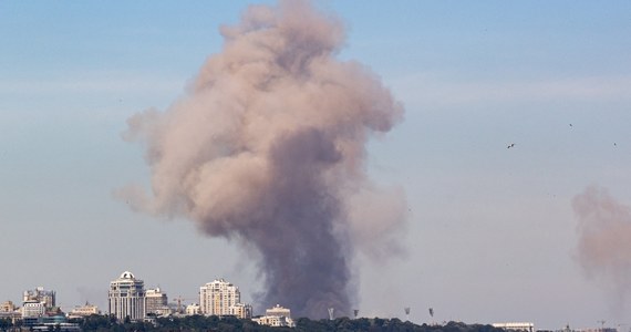 Rosjanie przeprowadzili w nocy zmasowany atak dronami na Kijów. Bezzałogowce nadleciały z różnych stron. Wszystkie zostały zestrzelone. Nie ma informacji o osobach rannych ani uszkodzonych obiektach.