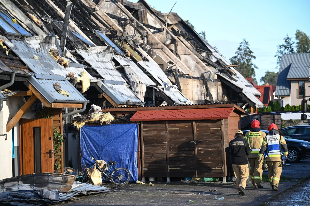 Strażacy ugasili nocny pożar wielorodzinnego domu szeregowego w Radunicy niedaleko Gdańska. Spłonęło 7 mieszkań. 19 osób zdążyło się ewakuować jeszcze przed przybyciem strażaków.