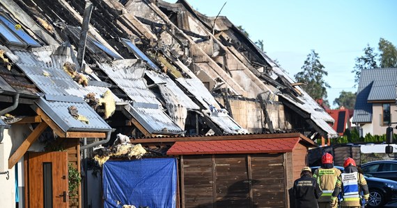 Strażacy ugasili nocny pożar wielorodzinnego domu szeregowego w Radunicy niedaleko Gdańska. Spłonęło 7 mieszkań. 19 osób zdążyło się ewakuować jeszcze przed przybyciem strażaków.