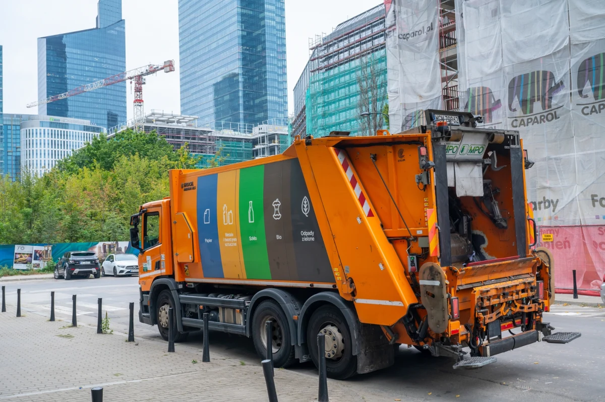 Od jutra w Warszawie będą obowiązywać nowe, niższe opłaty za wywóz odpadów. Radni zadecydowali o ich obniżeniu na rok: do 30 września 2025 roku.