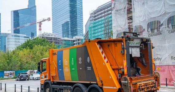 Od jutra w Warszawie będą obowiązywać nowe, niższe opłaty za wywóz odpadów. Radni zadecydowali o ich obniżeniu na rok: do 30 września 2025 roku.