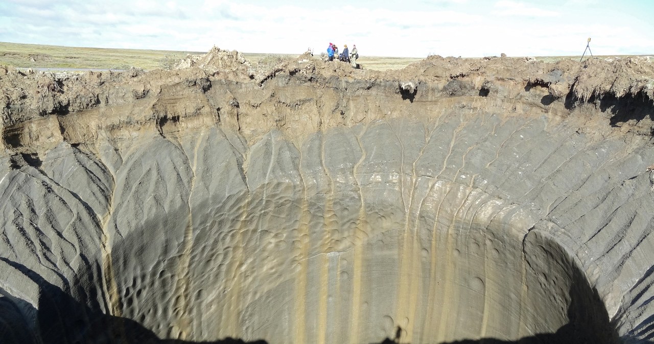 Wielkie dziury w ziemi powstają na Syberii. Jest nowa teoria