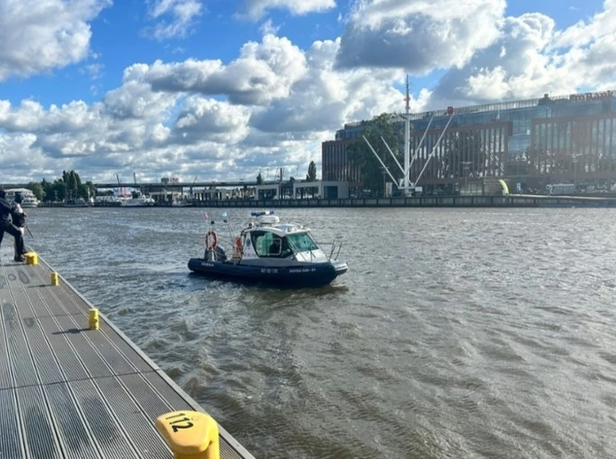 Woda z kranów w miejscowościach położonych nad Odrą jest czysta i zdatna do spożycia - uspokajają pracownicy Wodociągów Zachodniopomorskich. Wczoraj do mieszkańców regionu trafiły alerty RCB o zakazie wykorzystywania wody z Odry do picia. Spółki wodociągowe są zasypywane pytaniami co z kranówką. 