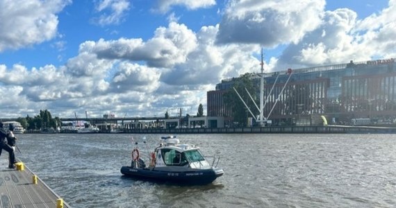 Woda z kranów w miejscowościach położonych nad Odrą jest czysta i zdatna do spożycia - uspokajają pracownicy Wodociągów Zachodniopomorskich. Wczoraj do mieszkańców regionu trafiły alerty RCB o zakazie wykorzystywania wody z Odry do picia. Spółki wodociągowe są zasypywane pytaniami co z kranówką. 