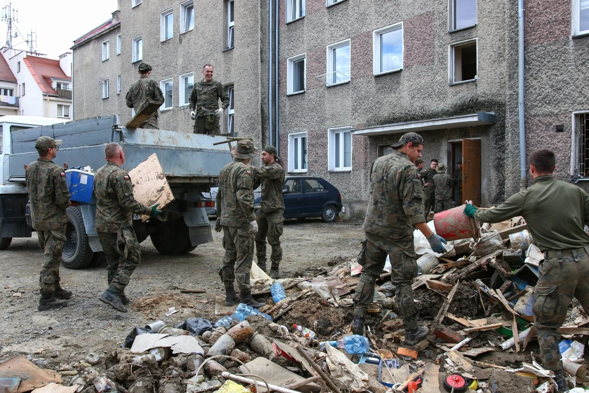 "Straty po powodzi nie wpłyną na ceny jedzenia w sklepach" - przewidują w RMF FM producenci żywności. Jak tłumaczą, wielu rolników zainterweniowało odpowiednio wcześnie, co pozwoliło na zminimalizowanie szkód wyrządzonych ich gospodarstwom przez żywioł. 