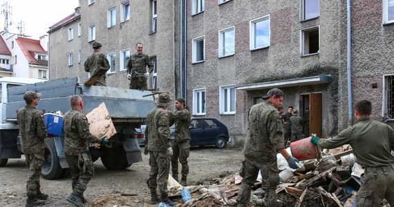 "Straty po powodzi nie wpłyną na ceny jedzenia w sklepach" - przewidują w RMF FM producenci żywności. Jak tłumaczą, wielu rolników zainterweniowało odpowiednio wcześnie, co pozwoliło na zminimalizowanie szkód wyrządzonych ich gospodarstwom przez żywioł. 