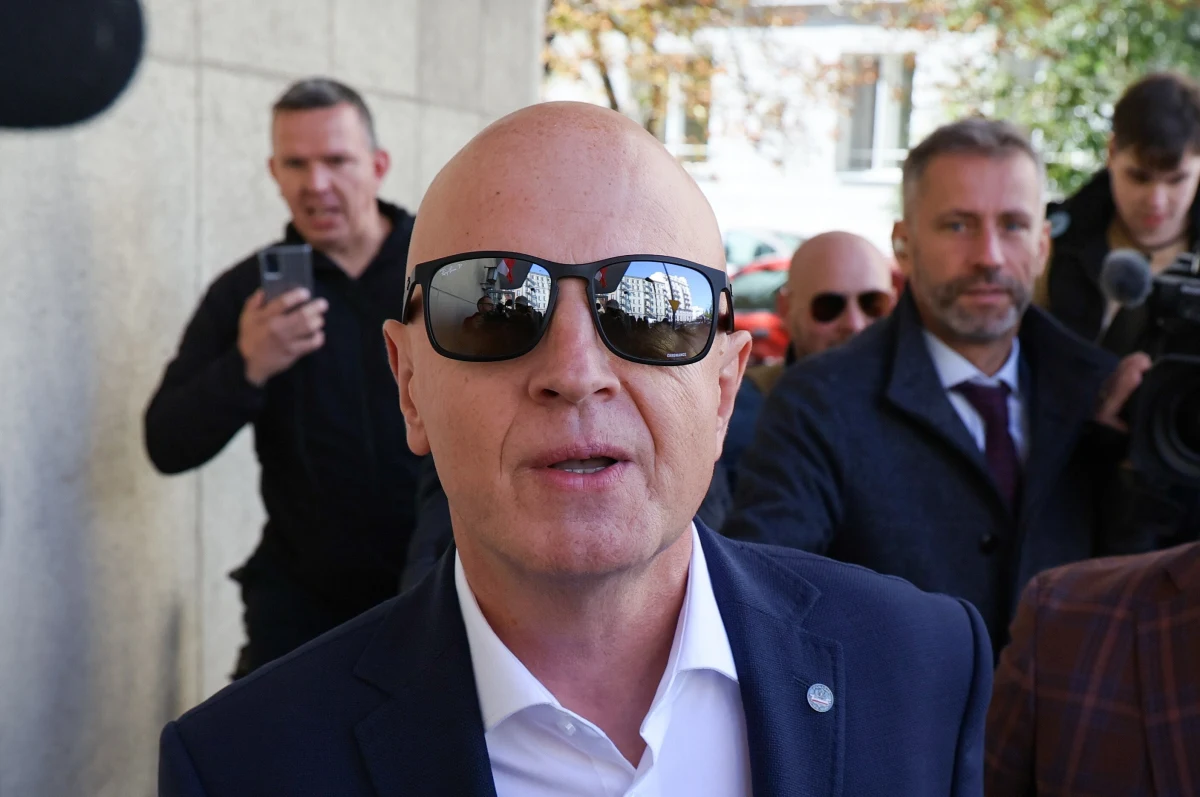 Generał Jarosław Szymczyk, były komendant główny policji, ma dziś usłyszeć zarzuty w śledztwie dotyczącym eksplozji granatnika w jego gabinecie. Jak ujawniliśmy w RMF FM, Szymczyk został wezwany na poniedziałek do Prokuratury Okręgowej w Warszawie. Stawił się tam przed godz. 11.