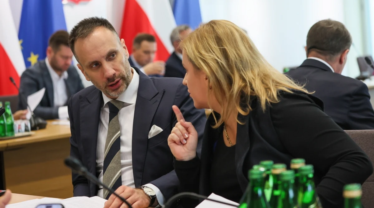 "W zeszłym tygodniu prezes PiS Jarosław Kaczyński pogratulował mi ponownego wejścia do Prawa i Sprawiedliwości" – zdradził w wywiadzie dla PAP poseł Janusz Kowalski. "Jestem już członkiem partii i uważam, że wokół PiS powinna gromadzić się cała prawica po to, by wygrać wybory prezydenckie w 2025 roku i parlamentarne w 2027 roku" – dodał. 