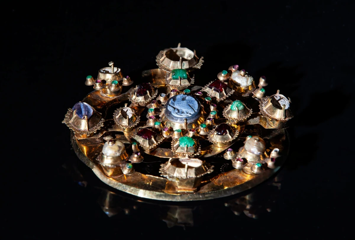 Skarb średzki - jeden z najcenniejszych skarbów odnalezionych w Europie w XX wieku - od jutra będzie można oglądać w Muzeum Narodowym we Wrocławiu. Gotycka korona ślubna, złota biżuteria i kilka tysięcy monet pochodziło prawdopodobnie ze skarbca władcy Czech Karola IV i było zastawem pod udzieloną władcy pożyczkę. 