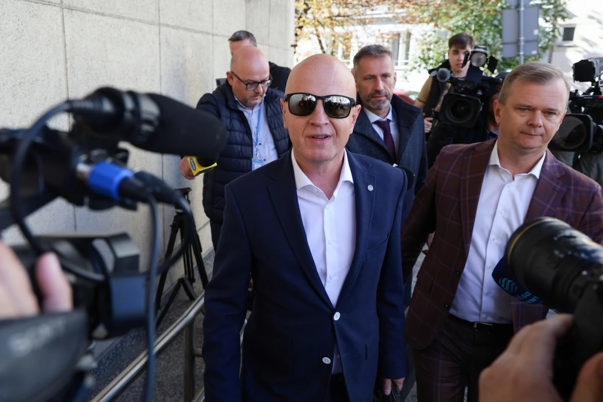 Gen. Jarosław Szymczyk usłyszał dwa zarzuty w śledztwie dotyczącym eksplozji granatnika w jego gabinecie. Pierwszy dotyczy posiadania bez koncesji broni przenośnej w postaci granatnika. Drugi - nieumyślnego sprowadzenia niebezpieczeństwa dla życia i zdrowia wielu osób oraz mienia wielkich rozmiarów. Do wybuchu granatnika doszło w grudniu 2022 r. w budynku Komendy Głównej Policji w Warszawie. Uszkodzone zostały pomieszczenia na trzech kondygnacjach.