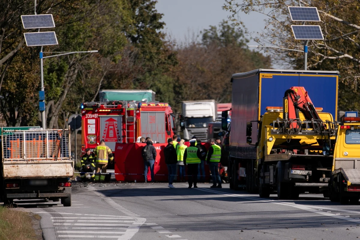 W wypadku pod Wilczkowicami na Dolnym Śląsku zginął 44-letni funkcjonariusz Centralnego Biura Śledczego Policji, drugi został przetransportowany do szpitala z poważnymi obrażeniami ciała. Trasa wciąż jest zablokowana.