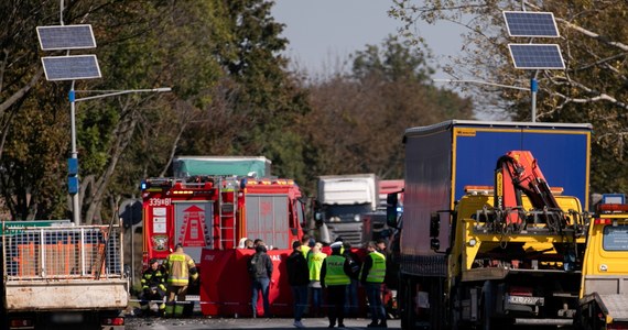 W wypadku pod Wilczkowicami na Dolnym Śląsku zginął 44-letni funkcjonariusz Centralnego Biura Śledczego Policji, drugi został przetransportowany do szpitala z poważnymi obrażeniami ciała. Trasa wciąż jest zablokowana.