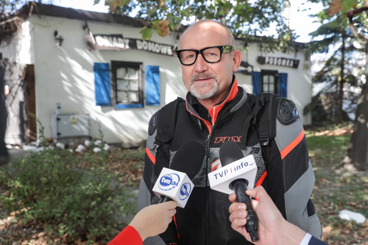 Dariusz Barski zjawił się w poniedziałek przed południem przed siedzibą Prokuratury Krajowej w Warszawie przy ul. Postępu, jednak nie został wpuszczony do środka. Według niego powinno mu się umożliwić wykonywanie obowiązków, bo jest prokuratorem krajowym. Politycy PiS domagają się, by policja wyegzekwowała piątkową uchwałę Izby Karnej Sądu Najwyższego, pismo w tej sprawie złożyli do Komendanta Głównego Policji. 