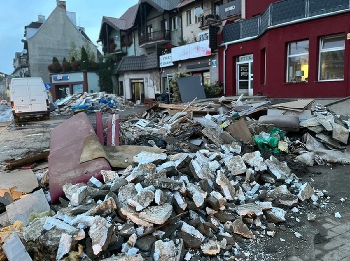 W 141 budynkach w gminie Lądek-Zdrój i 48 w gminie Stronie Śląskie nie można przebywać. "Ich stan zagraża życiu i zdrowiu mieszkańców" - oceniła Inspekcja Nadzoru Budowlanego. W poniedziałek w Tarnowie wicepremier Władysław Kosiak-Kamysz podkreślił, że wszystkie rodziny mają zapewnione miejsca pobytu. "W związku z powodzią będziemy mieć też wsparcie m.in. z USA, Francji i Niemiec" - dodał.