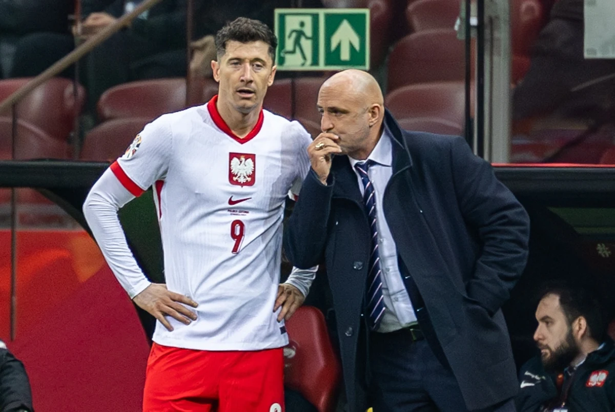 Bartosz Kapustka i Kacper Kozłowski wracają do piłkarskiej reprezentacji Polski. PZPN opublikował listę powołanych na najbliższe zgrupowanie. Selekcjoner Michał Probierz sięga także po debiutantów: Michaela Ameyawa, Maxi Odeyele czy Mateusza Skrzypczaka.
