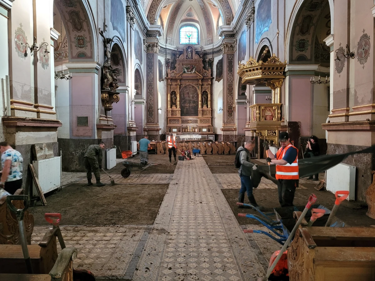 Resort kultury przeznaczy 100 mln zł na zabytki, które ucierpiały podczas powodzi. Wszystko w ramach Programu "Ochrona zabytków". "Jeśli to okaże się niewystarczające, kierownictwo resortu będzie szukać pieniędzy dalej" - powiedziała ministra kultury Hanna Wróblewska podczas poniedziałkowej konferencji prasowej. 