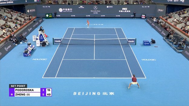 Zheng Qinwen, Chiny, pokonała Nadię Podoroską, Argentyna, 6-3, 6-2