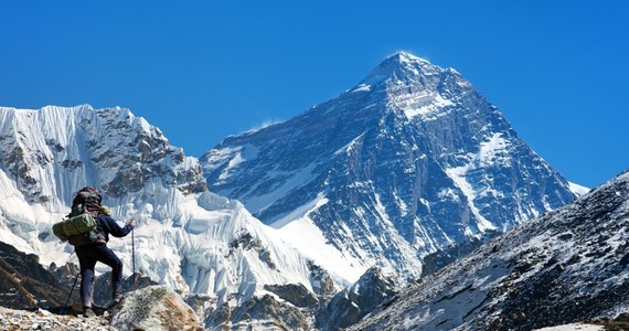 Najwyższy szczyt Ziemi staje się coraz wyższy. Naukowcy z University College London i China University of Geosciences piszą na łamach czasopisma "Nature Geoscience", że Mount Everest "rośnie" w ciągu roku o ok. 2 mm i jest obecnie od 15 do 50 metrów wyższy niż 89 tysięcy lat temu. Efekt wiąże się z działaniem rzeki Arun, płynącej w odległości ok. 75 kilometrów i unoszącej tak wielkie ilości materiału skalnego, że odciążona płyta wspierająca rejon Mount Everestu może się lekko podnosić.