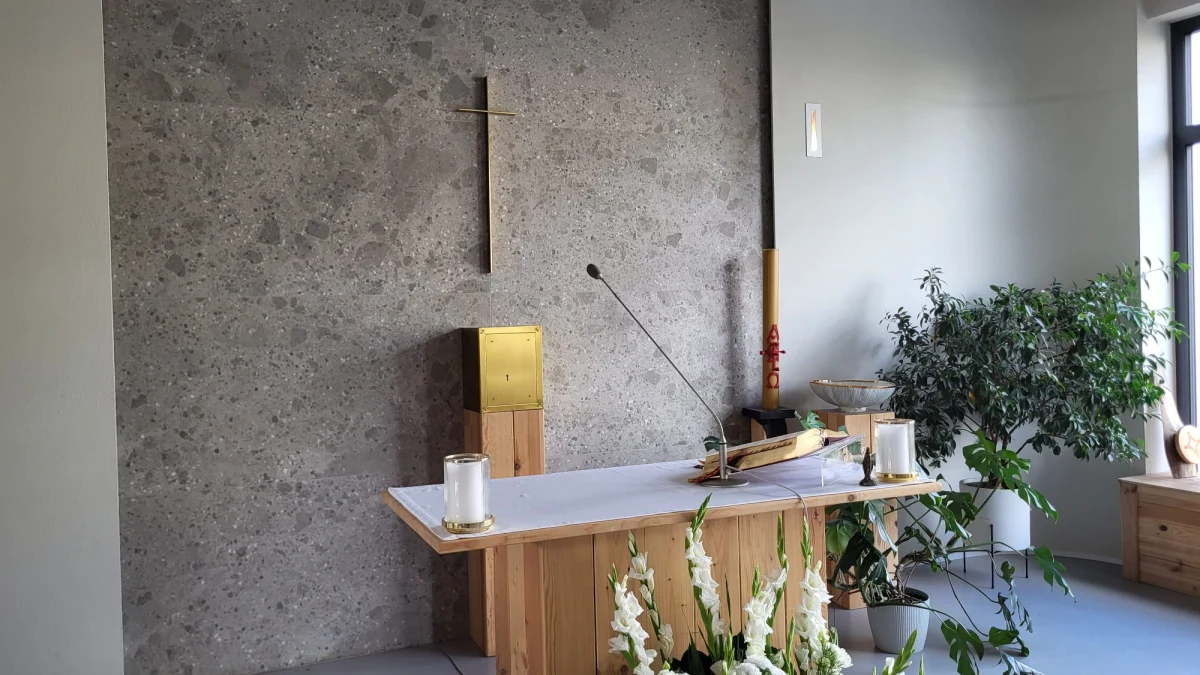 NanoKaplica sterowana sztuczną inteligencją została uruchomiona w parafii pw. Imienia Jezus w Poznaniu. Teraz zamiast szukać odpowiedzi w książkach lub u księdza można zapytać sztucznej inteligencji. Przez całą dobę wierni mogą przyjść do kaplicy i zadać nurtujące ich pytania. Odpowie na nie... czat GPT. 
