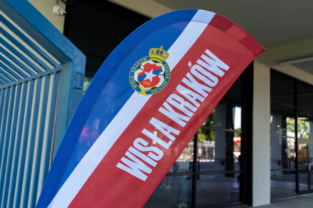 Rozlosowano pary drugiej rundy piłkarskiego Pucharu Polski. Od tej fazy do gry wkracza broniąca tytułu Wisła Kraków, która trafiła na Siarkę Tarnobrzeg. Legię Warszawa czeka wyjazd do Legnicy i mecz z Miedzią. Na siebie trafiły za to dwie drużyny, które sprawiły w pierwszej rundzie sensacje i wyeliminowały rywali z Ekstraklasy. To Sandecja Nowy Sącz i Pogoń Grodzisk Mazowiecki.