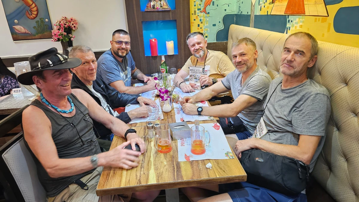 "Jelonek", czyli kultowy jelcz, którym polscy himalaiści chcą dotrzeć w najwyższe góry świata, ponad miesiąc płynął na statku z Gdyni do Bombaju. Po wielu trudnościach formalnych, ekipie "Jelczem w Himalaje. Śladami uczestników" udało się go odebrać. Przed podróżnikami ponad 2 tys. km drogi do Katmandu. Wyprawa jest hołdem dla trzech wspinaczy, którzy 45 lat temu zginęli na Annapurnie.