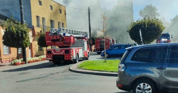 Tragedia w mazowieckich Wiskitkach. Czteroletni chłopiec zginął w pożarze, a pomieszczenia w części mieszkalnej budynku zostały całkowicie zniszczone.