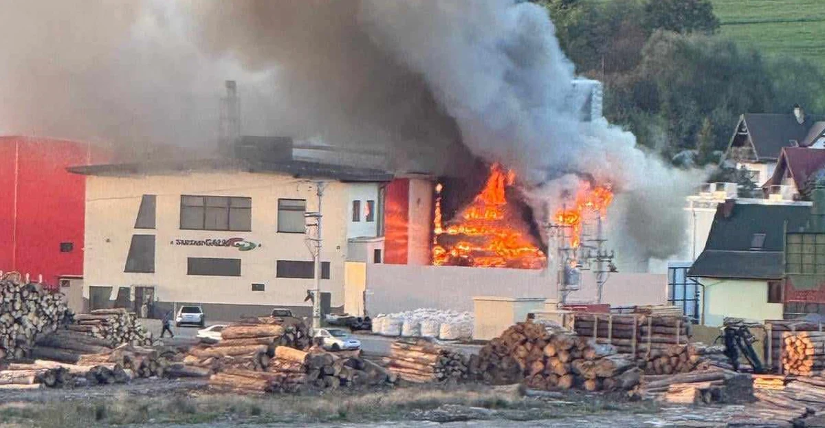 Kłęby gęstego dymu nad Jordanowem (powiat suski) były widoczne z kilku kilometrów. Palił się tam tartak. Informację o pożarze otrzymaliśmy na Gorącą Linię RMF FM. 

