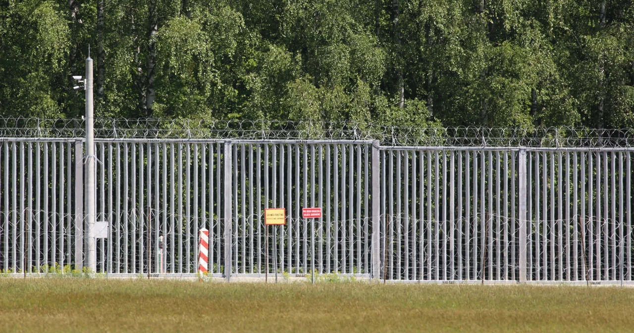 Niespokojnie na granicy polsko-białoruskiej. Migranci pokonują ogrodzenie