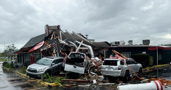 Nawet 600 osób może być zaginionych po przejściu huraganu Helene - poinformował prezydent USA Joe Biden. Co najmniej 115 osób nie żyje. Kataklizm dotknął aż sześć stanów - od Florydy aż po Wirginię. Jak informuje korespondent RMF FM Paweł Żuchowski, straty liczone są w miliardach dolarów. 