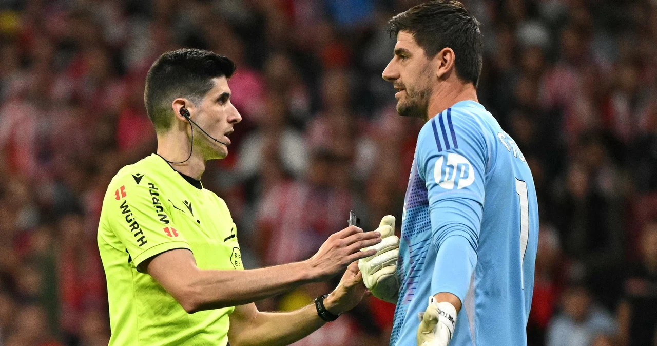 Thibaut Courtois w rozmowie z arbitrem meczu Atletico - Real 